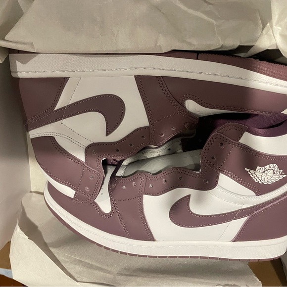 Nike Air Jordan 1 Retro High OG in Mauve and White main image 4